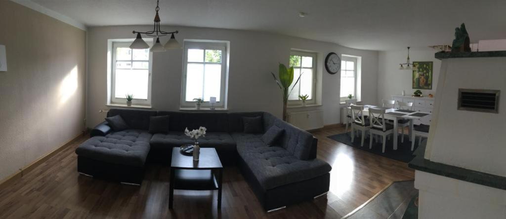 Schoene Grosse Wohnung, Terrasse, Kamin, Parkplatz, 2 Schlafzimmer Apartment