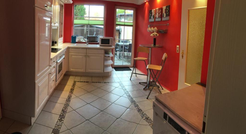 Apartment Schoene Grosse Wohnung, Terrasse, Kamin, Parkplatz, 2 Schlafzimmer *