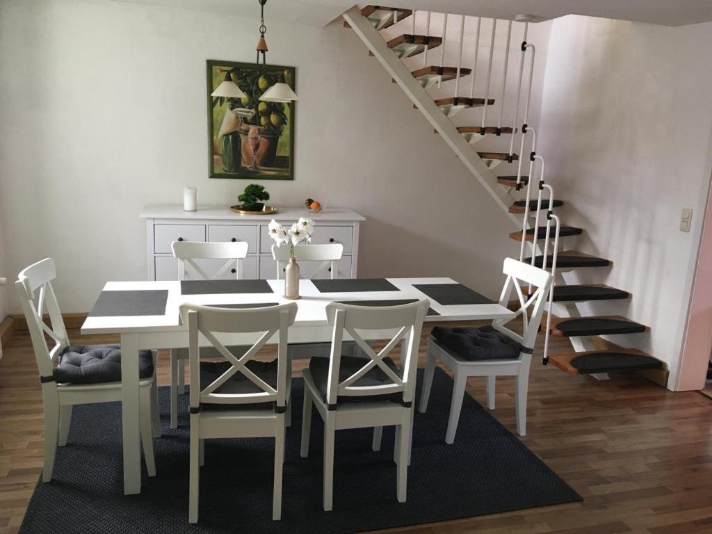 Schoene Grosse Wohnung, Terrasse, Kamin, Parkplatz, 2 Schlafzimmer Apartment Greifswald